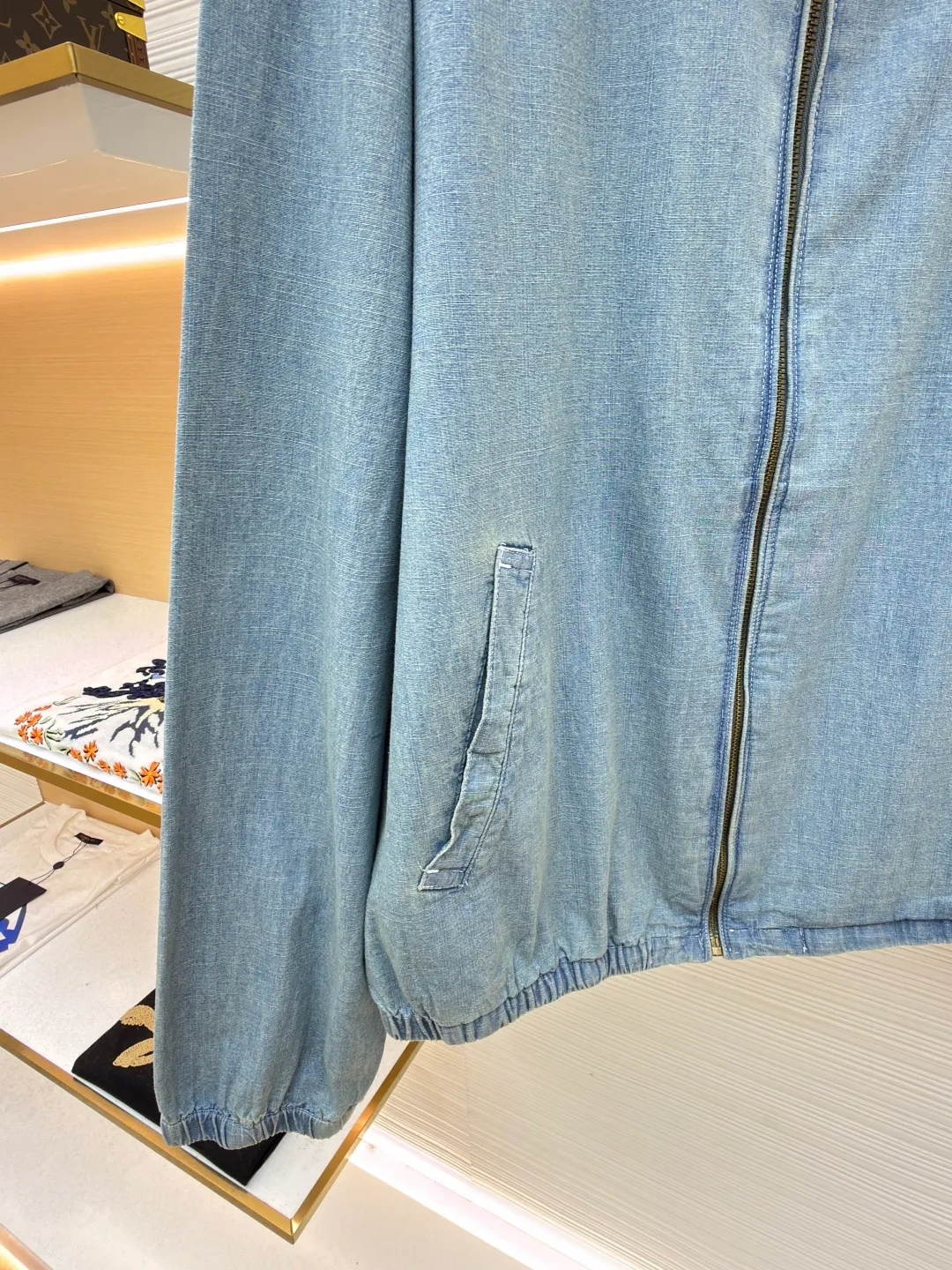 P490 Ralph Lauren colorful embroidered denim jacket ●Original version: Purchased and developed at 2690 ●Item number: 1681834-B15 ●Material: cotton denim fabric ●Technology: embroidery production ●Color: blue ●Version: Fitted version ●Weight: about 460 grams ●Size: S-M-L-XL ●Description: Custom dyed cloud-like plain cotton denim Soft and silky Comfortable to the skin Mist indigo A denim poem dyed with time. The exquisite colorful pony logo on the left chest jumps into indigo. It is highly recognizable. It carries an atmosphere of freedom and vitality. It is a symphony of pure and smart colors. The collar is sharply folded. The details that are captured at a glance are critical. The classic is reconstructed with a neat silhouette. Even walking has a designed ease. Adopt imported machine embroidery technology, use advanced computer control system and precision mechanical components to realize colorful pony embroidery operations, high precision, smooth and delicate lines, template machine to open the bag, preset template to guide the position, shape and size of the bag opening. Make sure the elastic band is tightly attached to the fabric, use the washing and frying process, give priority to the special desizing agent, and then soak the fabric in it to receive the sizing evenly. After desizing, finally rinse it. The workmanship is extremely complicated and the loss is high. The overall wiring is straight and delicate, the fabric is comfortable and soft, and the color is consistent without color difference. It can be matched with the same style to create a fashionable look and control various occasions. Customized accessories, complete with three standards, same style for men and women!